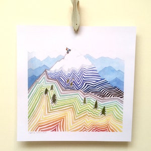 Pu&ograve; includere: Illustrazione ad acquerello di una catena montuosa con uno schema di colori arcobaleno. Una piccola figura in bicicletta si trova sulla cima della montagna.