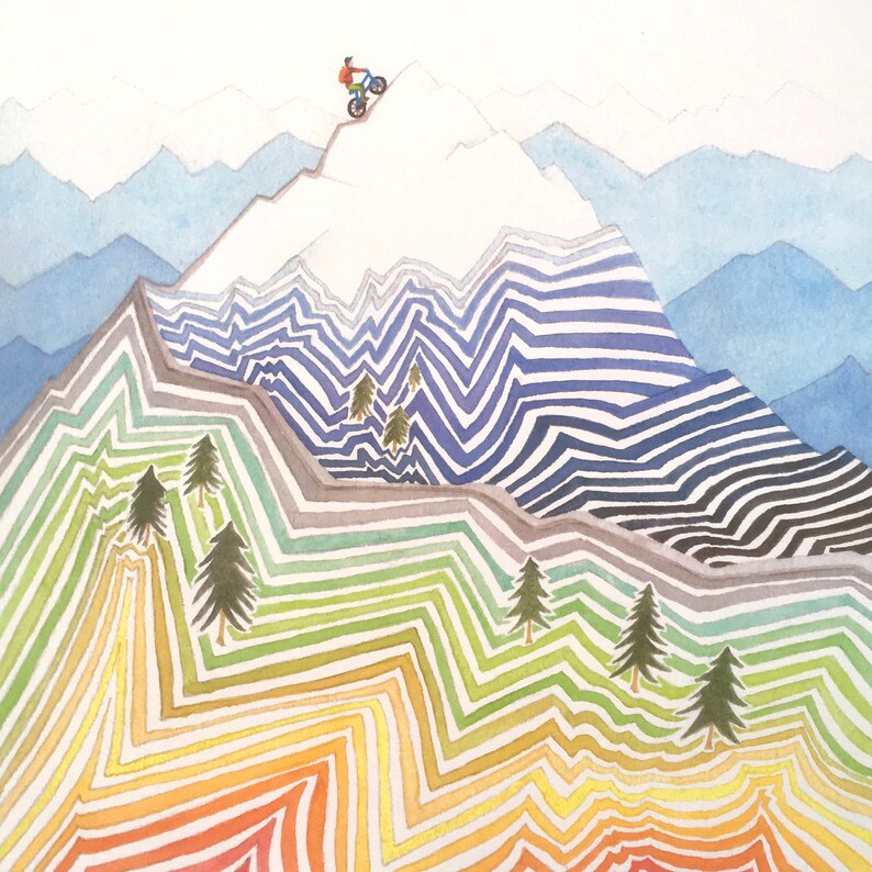 Pu&ograve; includere: Dipinto ad acquerello di una catena montuosa con una persona che va in bicicletta su un sentiero ripido e tortuoso. La montagna &egrave; rappresentata da una serie di strisce colorate, che iniziano dal rosso in basso e passano al blu in alto.
