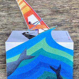 Cartão de felicitações pop-up de homem praticando windsurf navegando no topo de uma onda