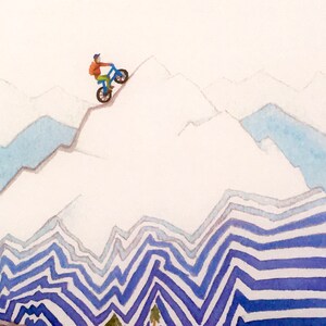 Pu&ograve; includere: Un dipinto ad acquerello di una persona che sale in bicicletta su una montagna. La montagna &egrave; raffigurata con strisce blu e bianche, creando un senso di movimento e profondit&agrave;.