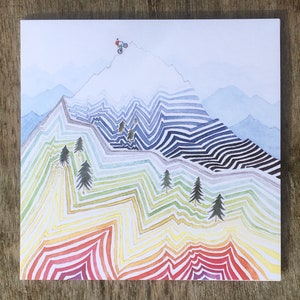 Carte à l'aquarelle d'un vététiste gravissant le sommet d'une montagne aux sommets enneigés
