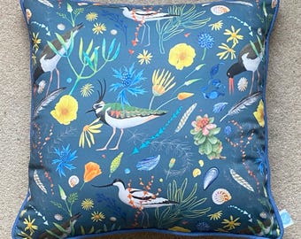 Cuscino in cotone costiero, cuscino, illustrazione ad acquerello, tessuto del fiume Exe, design dell'estuario dell'Exe, uccelli, piante, conchiglie, piume, alghe