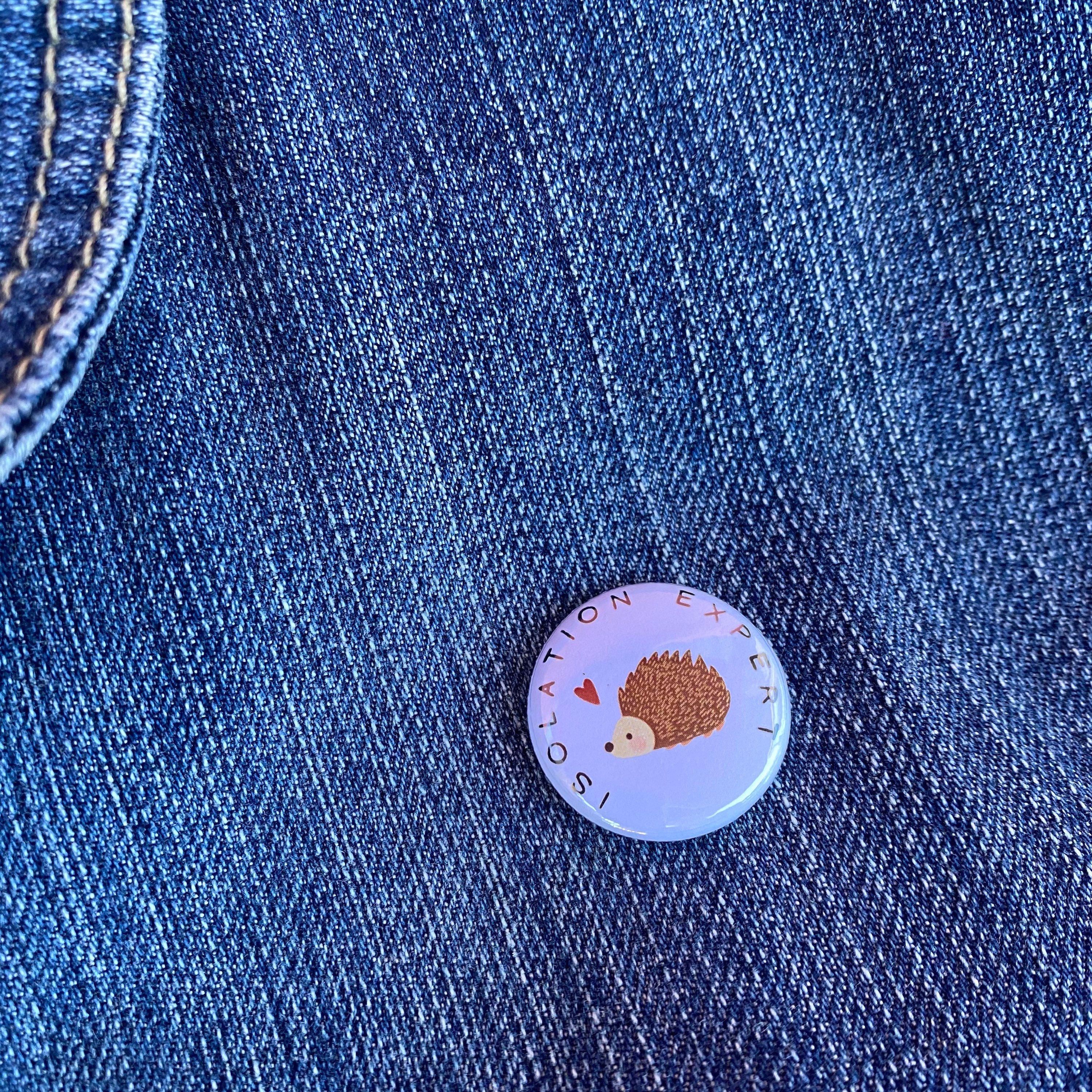 ハリネズミ ピンバッチ 隔離エキスパートのハリネズミバッジ。25mmの