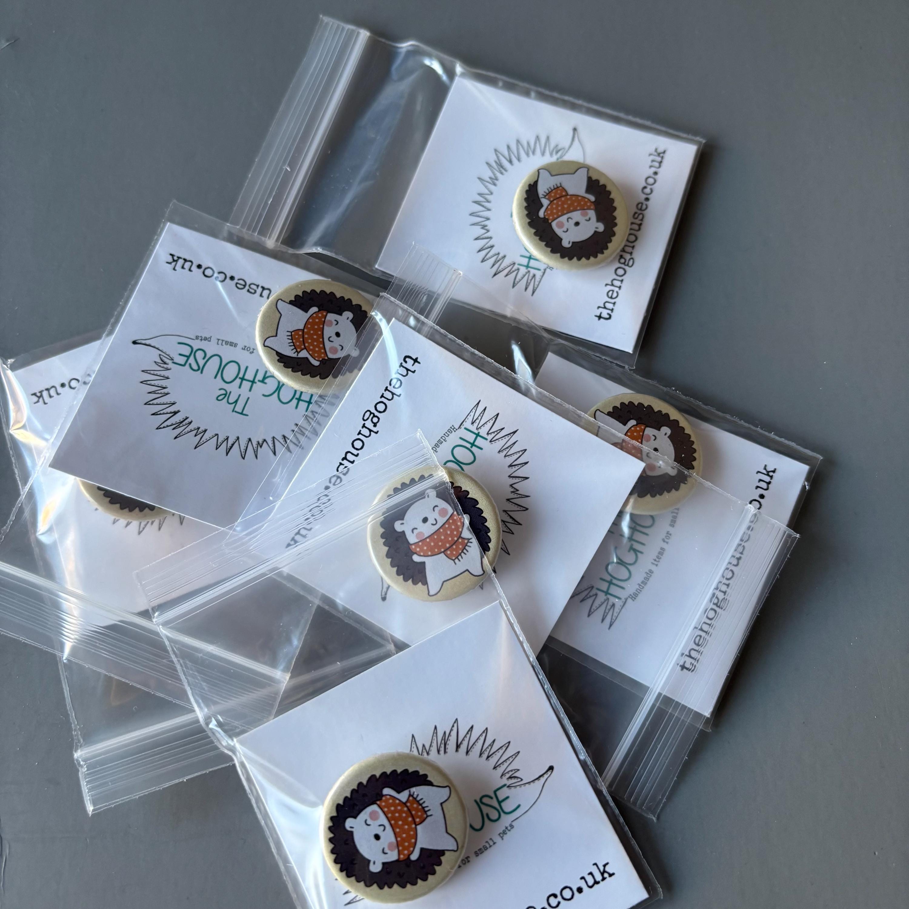 秋のハリネズミバッジ。直径25mm。スカーフピン付きのハリネズミ。動物