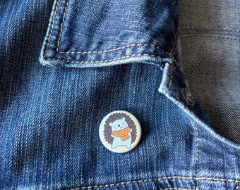 Autumn hedgehog badge. 25mm badge. Hedgehog with scarf pin. Animal lover gift.
