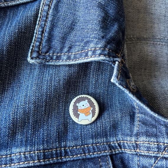秋のハリネズミバッジ。25 mm バッジ。スカーフピン付きのハリネズミ