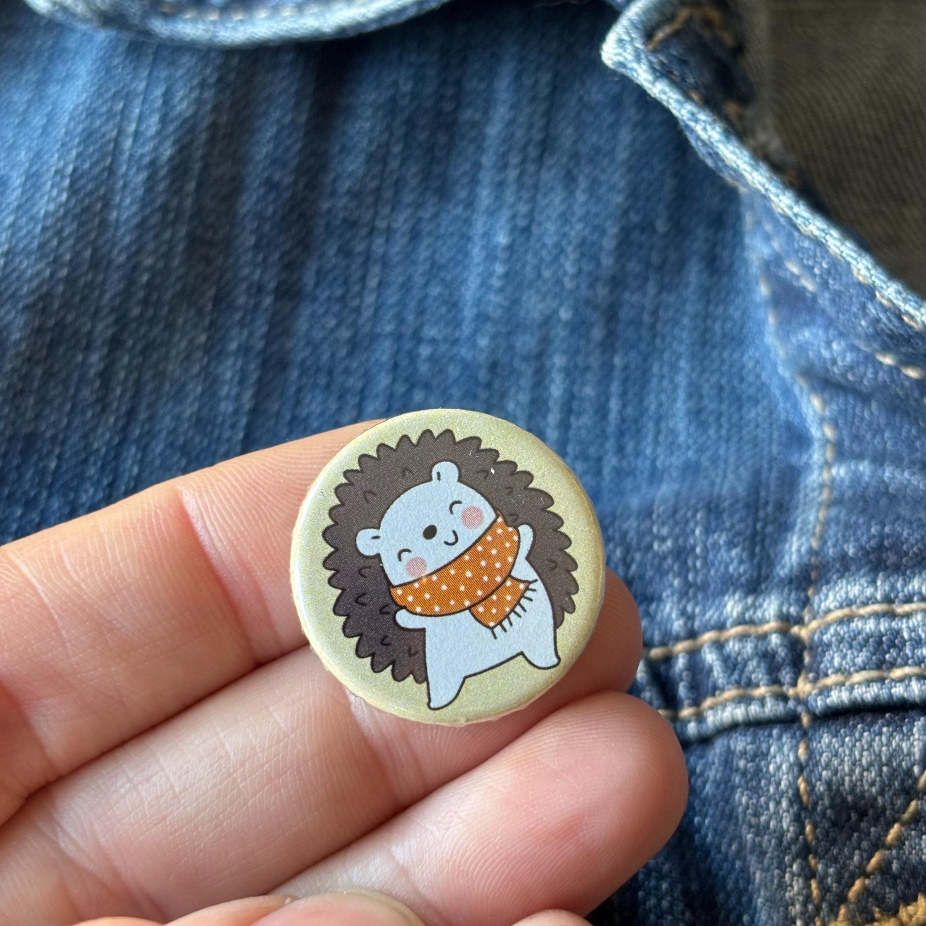 ハリネズミ　ピンバッチ 秋のハリネズミバッジ。25 mm バッジ。スカーフピン付きのハリネズミ