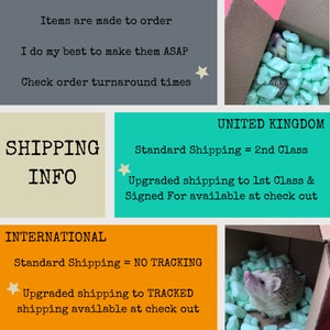Puede incluir: Una caja de cart&oacute;n marr&oacute;n con material de embalaje blanco y verde en su interior. Un peque&ntilde;o erizo est&aacute; sentado en el material de embalaje. La caja tiene el texto "UNITED KINGDOM" impreso en ella. El texto "Standard Shipping = 2nd Class" est&aacute; impreso debajo del texto "UNITED KINGDOM". El texto "Upgraded shipping to 1st Class & Signed For available at check out" est&aacute; impreso debajo del texto "Standard Shipping = 2nd Class".