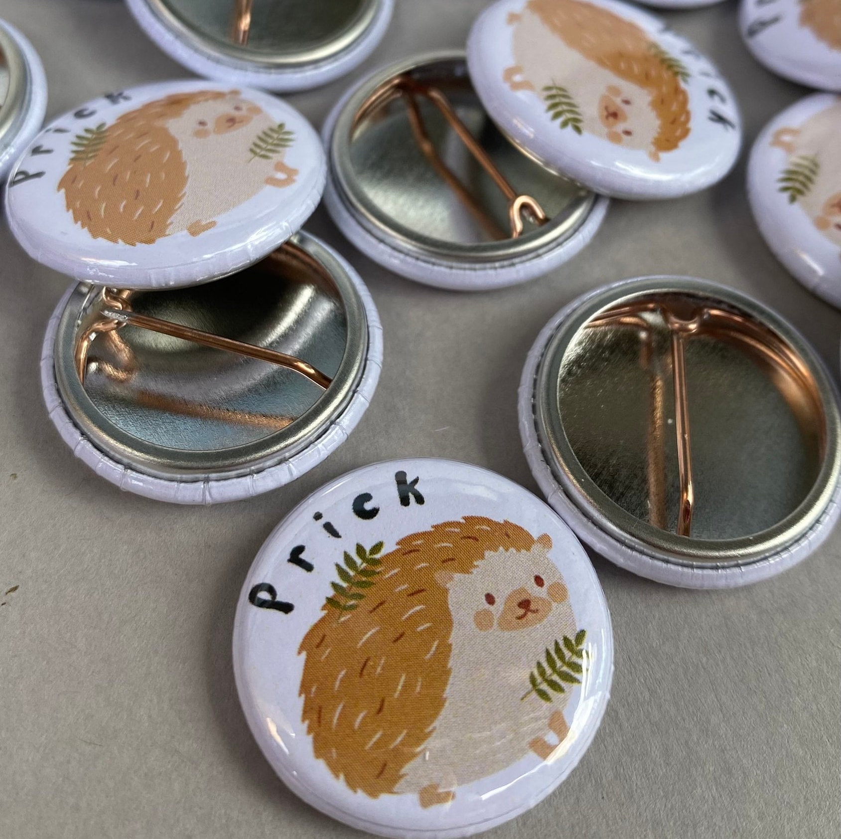 ハリネズミ　ピンバッチ ハリネズミのバッジ。25 mm のバッジ。ハリネズミのピン。動物