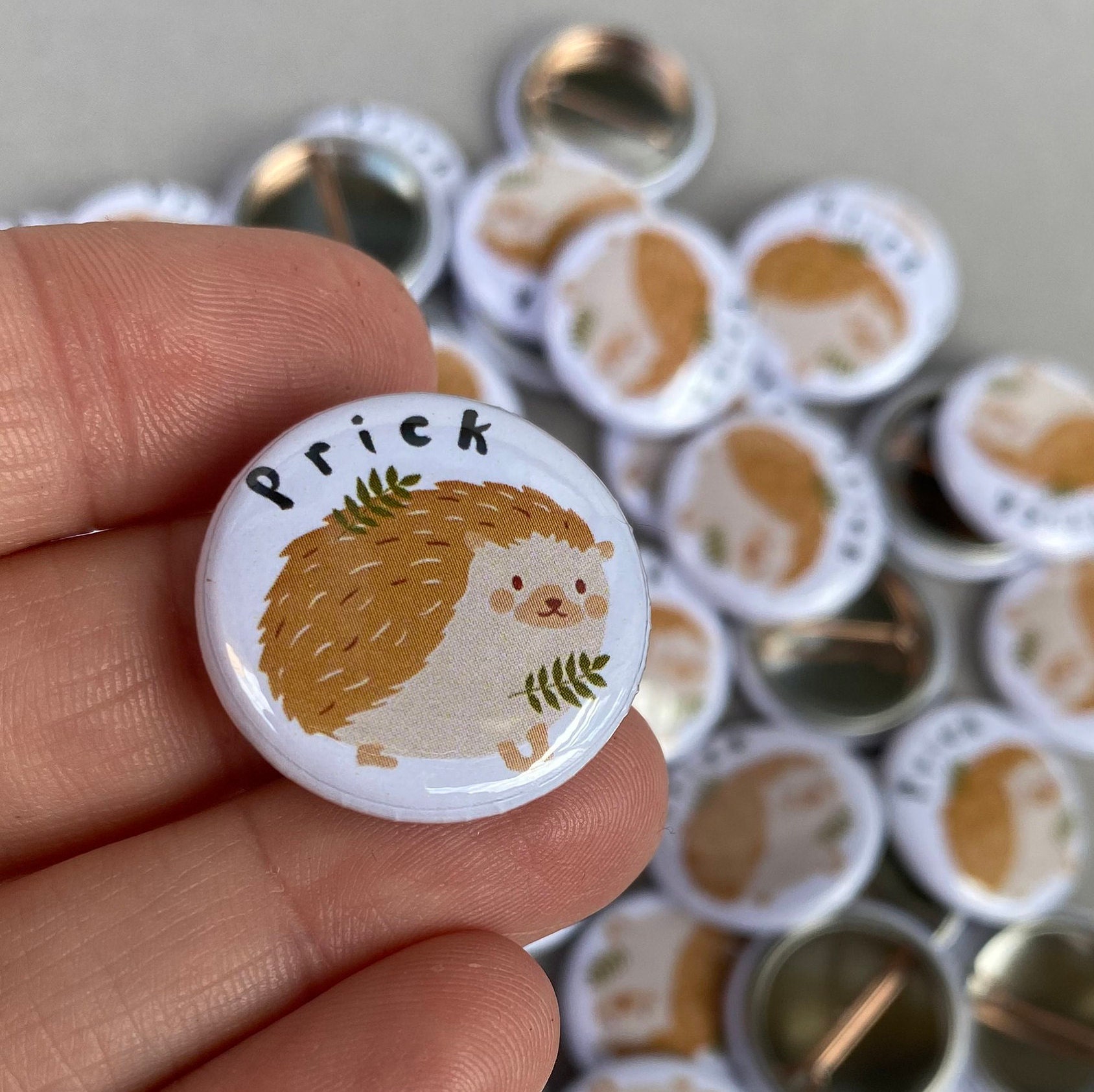 ハリネズミのバッジ。25 mm のバッジ。ハリネズミのピン。動物愛好家へ