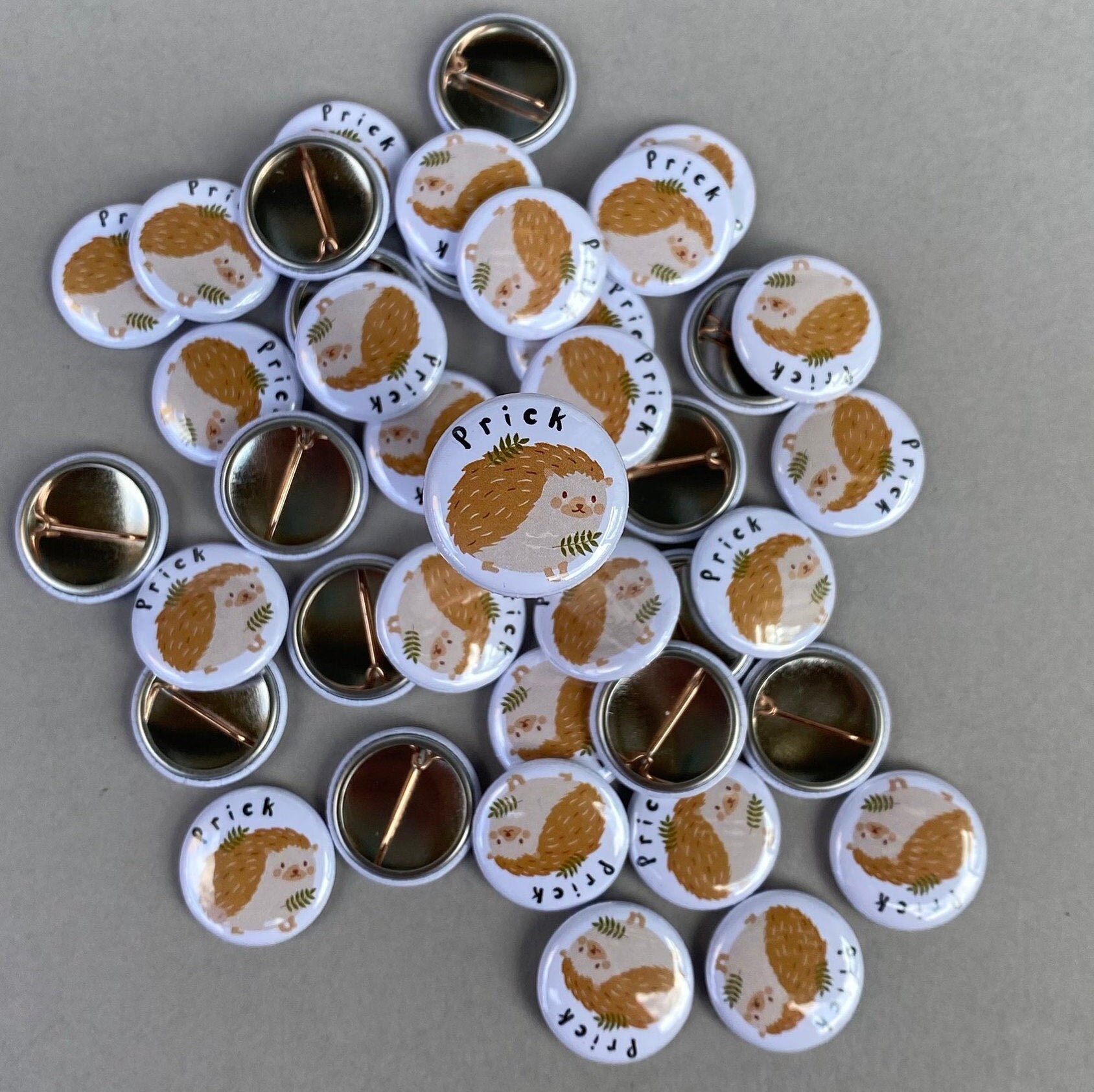 ハリネズミ　ピンバッチ ハリネズミのバッジ。25 mm のバッジ。ハリネズミのピン。動物愛好家へ