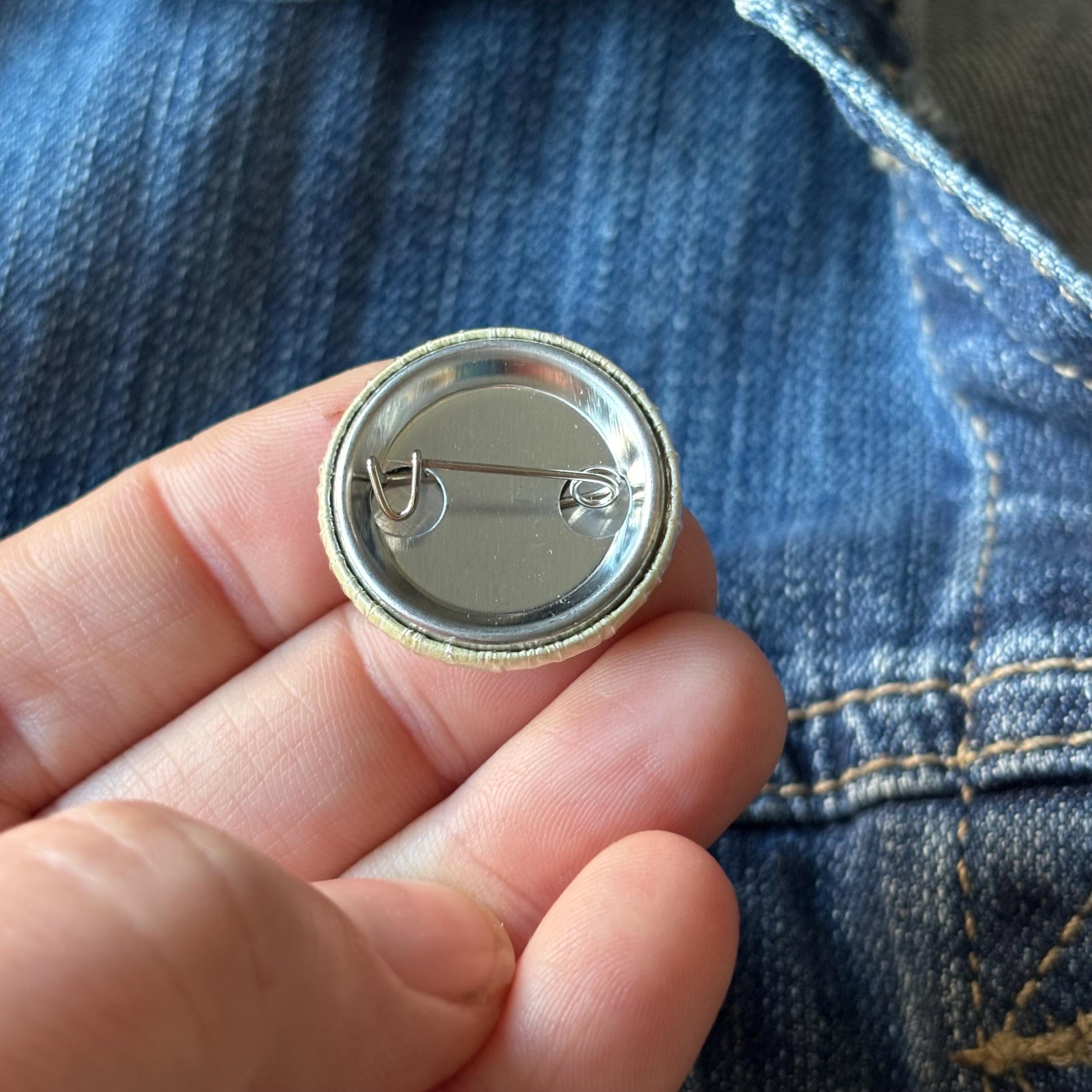 秋のハリネズミバッジ。25 mm バッジ。スカーフピン付きのハリネズミ