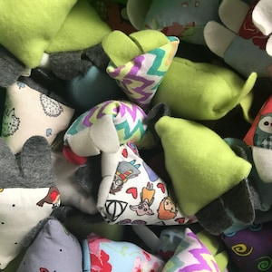 Triángulo de peluche de forro polar. Erizo de peluche. Cascabel de peluche. Conjuntos de juguetes. Cascabel de peluche en varios colores surtidos. Juguetes pequeños para mascotas.