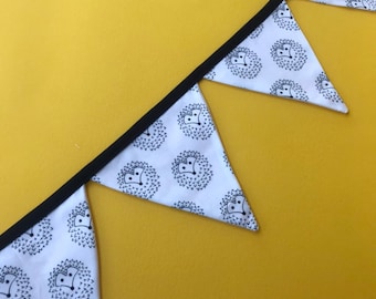 The Hoghouse miniature bunting. Viv decorations. Cage decorations.