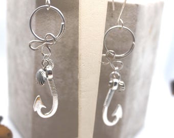 Pendientes colgantes de anzuelo de plata de ley con cuentas de concha y espirales. Joyas simbólicas polinesias.