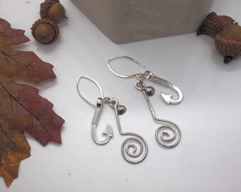 Pendientes colgantes de anzuelo de plata de ley con cuentas de concha y espirales. Joyas simbólicas polinesias.