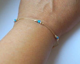 Hellblaues Opalarmband, Opalperlenarmband, minimales Armband, Opalgoldarmband, winziges Opalarmband, Perlenarmband, Opalschmuck