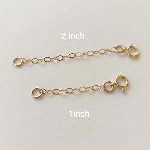 Puede incluir: Dos extensores de cadena de oro, uno de 2,5 cm de largo y otro de 5 cm de largo. Ambos extensores tienen un cierre de langosta.