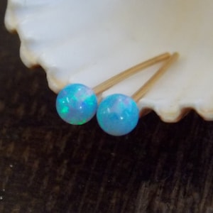 Clous d'opale, clous d'oreilles classiques en gold filled 3 mm, clous d'oreilles boules opale bleue, montants d'opale argentés, boucles d'oreilles minimalistes, pierre de naissance d'octobre, petits clous