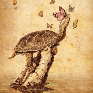 Könnte beinhalten: Eine Schildkröte mit brauner Schale und langem Hals streckt sich nach einem rosa Schmetterling. Die Schildkröte steht auf einer großen, braunen Hand, die teilweise im Wasser versunken ist. Im Hintergrund sind mehrere andere Schmetterlinge zu sehen, alle in Gelb- und Rosatönen.