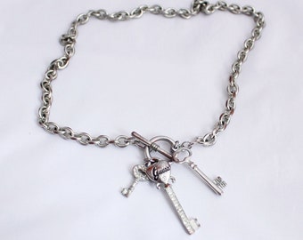 Collar con colgante de llave vintage Guess en tono plateado: dije de diamantes de imitación de los años 90