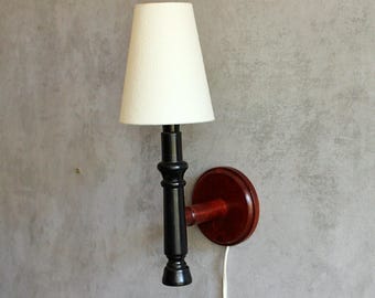 Vintage grenen wandlamp, Zweedse wandlamp met kap, Deense landelijke wandlamp van massief grenenhout, vintage Deens design.