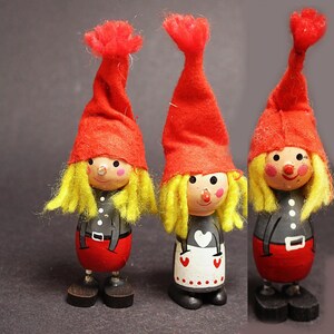 Vintage jultomte i trä: Svensk vintage jultomte med present, skandinavisk dekor