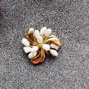 Vintage Gold Plated Baroque Pearl Brooch: Mother of Pearl Leaf Pin