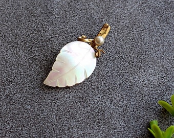 Broche vintage de hoja de nácar tallada: broche chapado en oro de los años 70