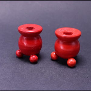 ヴィンテージ 2個セット 赤い木製キャンドルホルダー、スウェーデンの手作り農家の装飾、スカンジナビアデザインのクリスマステーブル装飾、赤い木製キャンドルホルダー