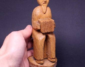 Escultura de anciano en madera tallada de arte popular: figura de músico vintage