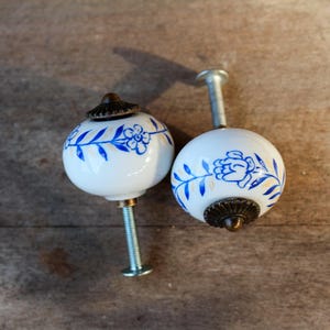 2x Küchenschrank Türknäufe in Weiß mit Blauem Blumendruck, Moderne Traditionelle Blume Keramik Schrankgriff oder Kommode Schublade Pull
