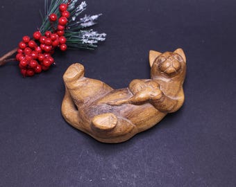 木製の猫の置物：手彫りの動物装飾（4.33x1.96インチ）