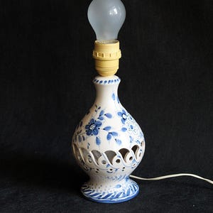 Vintage Zenith Gouda Nederlands aardewerk, blauw bloemdessin, keramische lampvoet model 1010