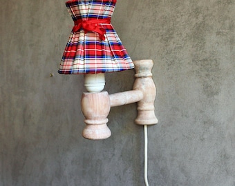 Vintage grenen schans, Zweedse schans met kap, nieuwstaat Deense wandlamp in landelijke stijl van massief grenen, vintage Deens design,