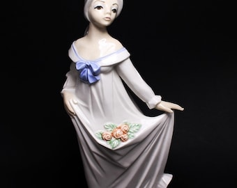 Figura de porcelana española estilo Lladró, niña con lazo azul y vestido, 25 cm, hecha a mano en Valencia, hallazgo excepcional, excelente estado.