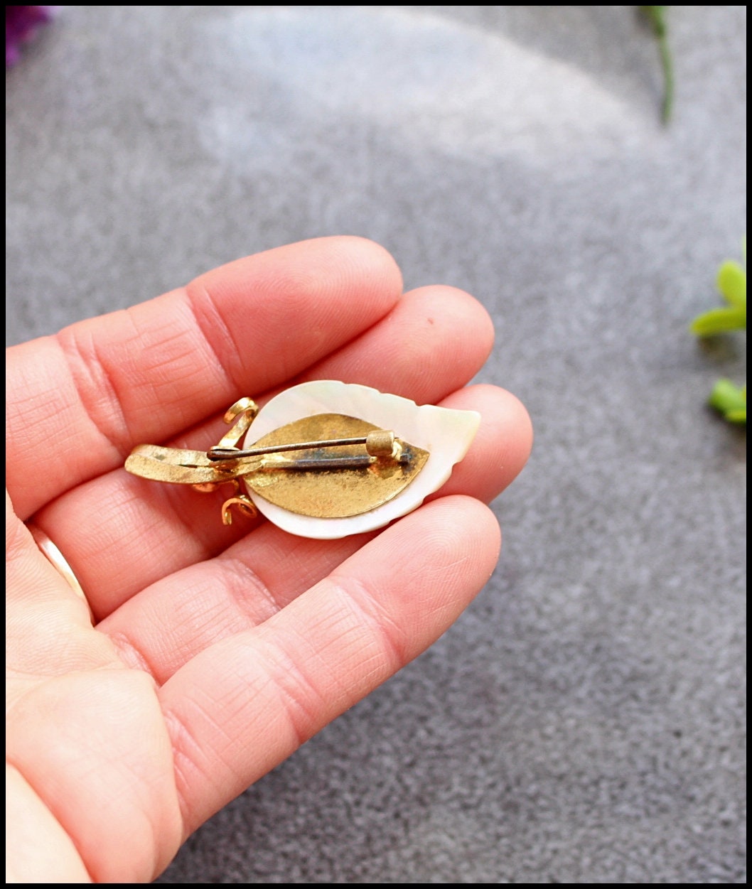 Broche Ancienne En Nacre Sculptée Motif Feuille Et Fruit - Occasion Bon état