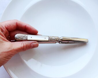 Vintage metalen notenkraker: Scandinavisch keukengereedschap voor volkskunst