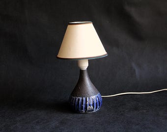 Podstawy lamp z kamionki szwedzkiej MCM Brown Pottery z żebrowanym, niebieskim szkliwieniem, Kloster Keramik Ystad, Szwecja, ceramiczna podstawa lampy