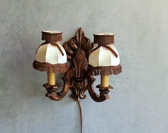 Vintage antieke tweearmige wandlamp uit goed hout gesneden, compleet met kappen: Zweedse boholamp met lampenkappen