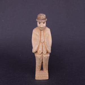 Schwedische Volkskunst-Holzskulptur, geschnitzter alter Mann im Holz, alter Mann im Trenchcoat, Holzskulptur