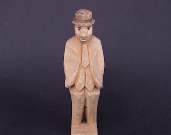 Schwedische Volkskunst-Holzskulptur, geschnitzter alter Mann im Holz, alter Mann im Trenchcoat, Holzskulptur