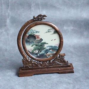 Bordado Shu de seda chinesa vintage em suporte giratório de laca de madeira, ornamento de padrão de pintura chinesa bordado de seda dupla face