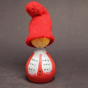 Vintage jultomte i trä: Svensk vintage jultomte med present, skandinavisk dekor