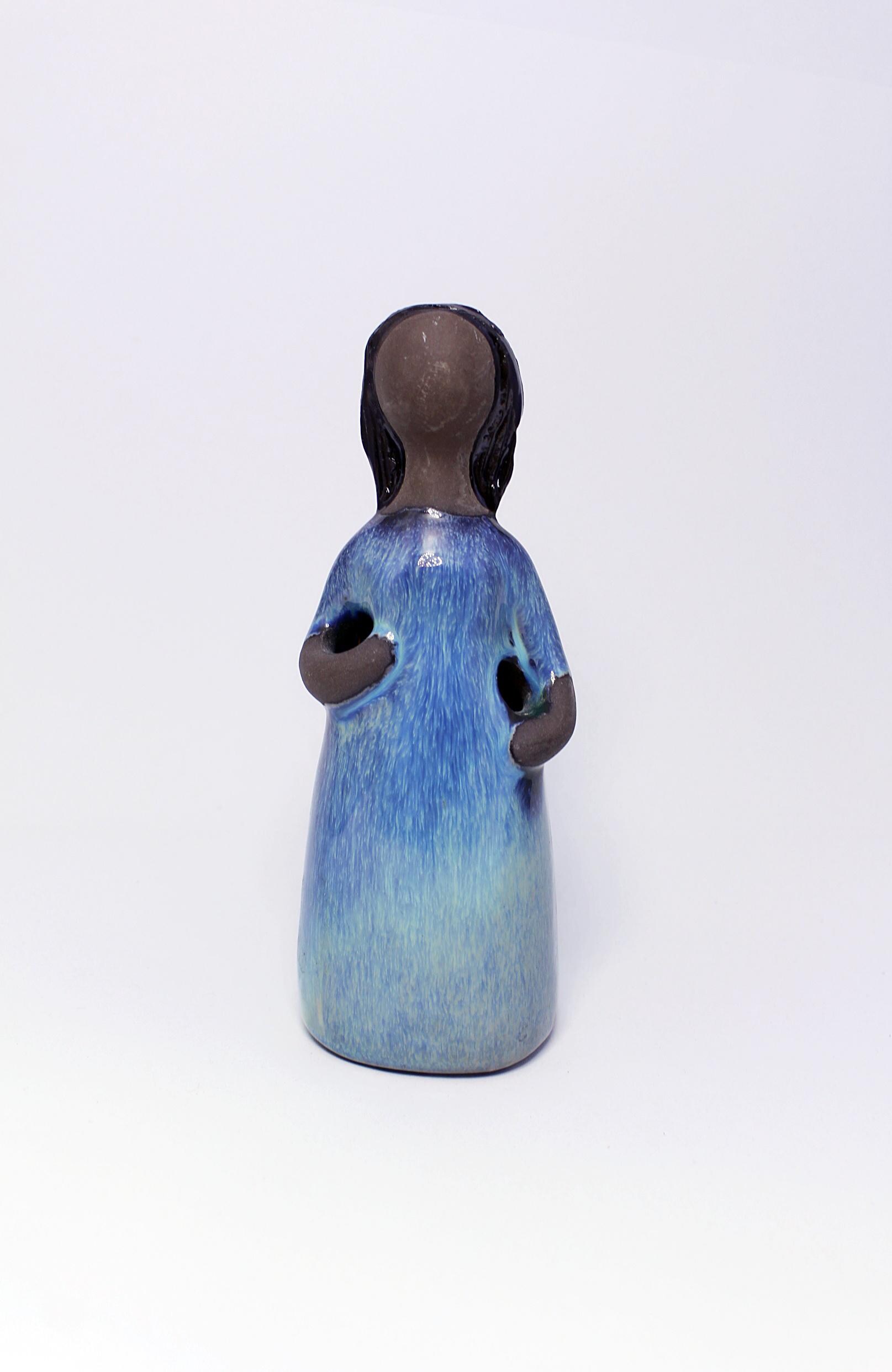 青いドレスの陶器製人形 青いドレスの陶器製人形