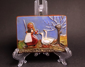 RARO azulejo de pared vintage sueco Asa Gasapiga de Truls Pottery, diseñado por A. Sandberg. Relieve de cerámica retro. Adorno de pared: niña con ganso.