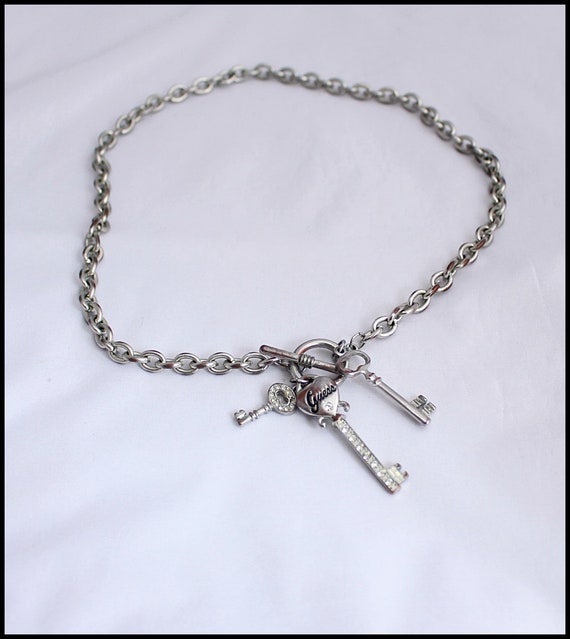 Collier épingle Doré Avec Strass - Marque GUESS, Occasion