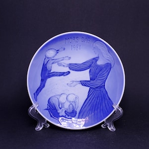Royal Copenhagen MORS DAG 1981 Mothers Day Plate Blue and White Hand Painted,Mors Dag 1981 Royal Copenhagen Collectors Porcelain Plate