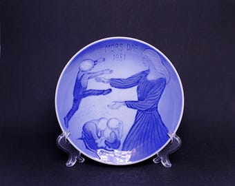 Royal Copenhagen Mothers Day Plate 1981: Hand-Painted Blue & White Porcelain