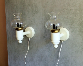 Paar vintage Scandinavische wandlampen: Zweeds grenen wandlampen, glazen wandkandelaars